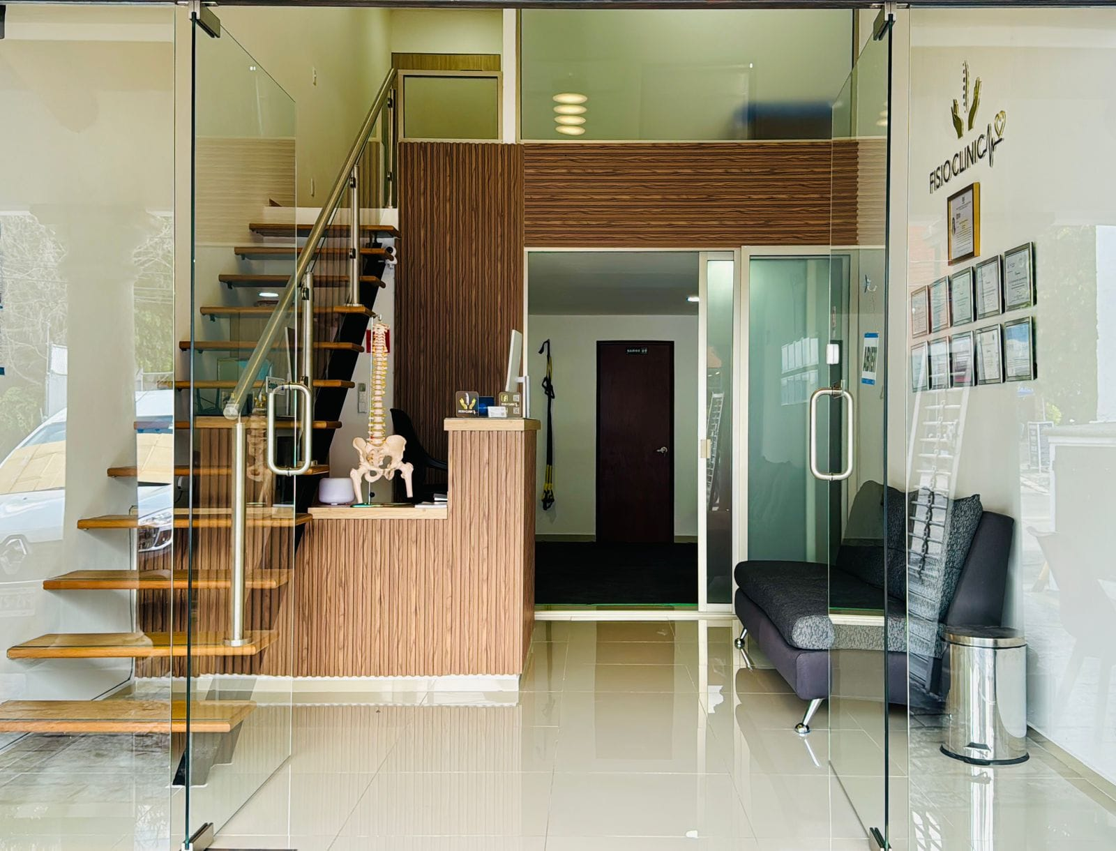 Fachada e interiores de Fisio Clinic